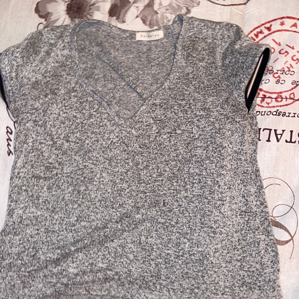 grey top